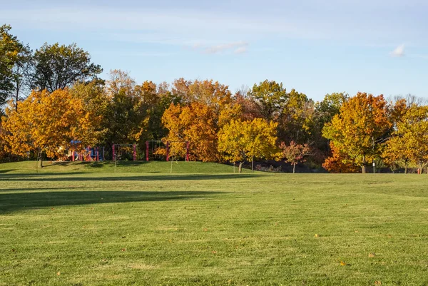 秋のカラフルな木々の中の遊び場 — ストック写真