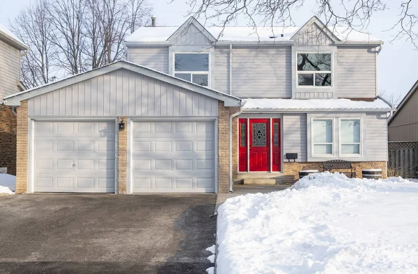 Tipica Casa Indipendente Suburbana Con Lato Grigio Porta Rossa Dopo — Foto Stock