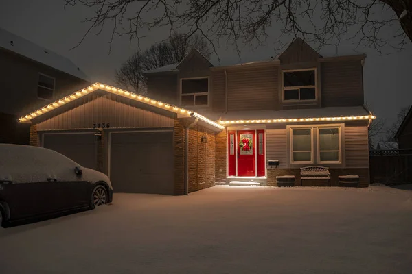 クリスマスライトですべての光を赤いドアで取り外し郊外の家の夜のショット — ストック写真