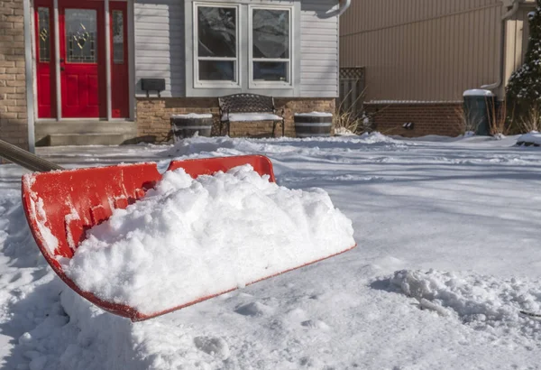 Primer Plano Una Pala Roja Plástico Llena Nieve Día Soleado — Foto de Stock