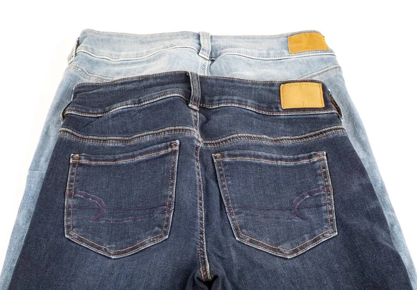 Kvinnors Ljus Och Mörka Färgade Beskurna Denim Blå Jeans Isolerade — Stockfoto