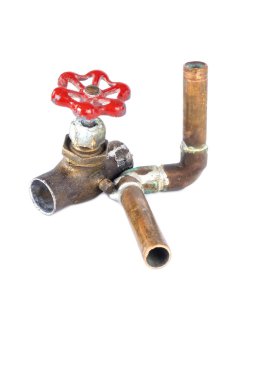 Eski Bakır Su Borusu 'nun bir bölümü ve bir kapatma düğmesi beyaza izole edildi.