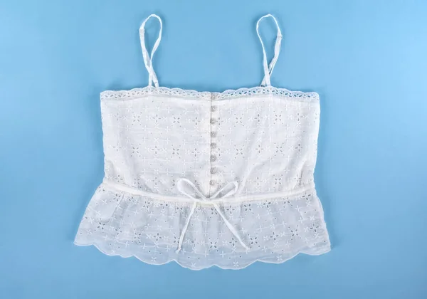 Pretty White Eyelet Coton Débardeur Femmes Sur Fond Bleu Bébé — Photo