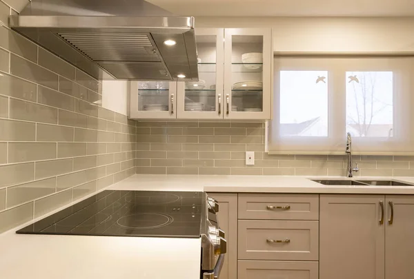 Gri Beyaz Renkli Yeni Modern Açık Konsept Mutfak — Stok fotoğraf