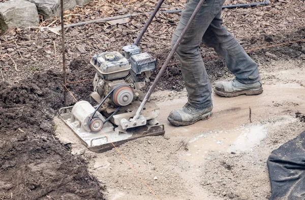 Workman Operating Power Plate Compactor Muddy Ground — Stock Photo, Image