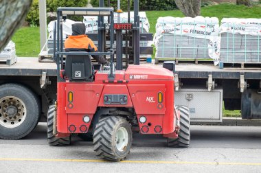 Toronto, Kanada - 28 Nisan 2020: Banliyö Caddesi 'ndeki Beton Taş Yığını Taşımak İçin Kırmızı Forklift kullanan İşçi