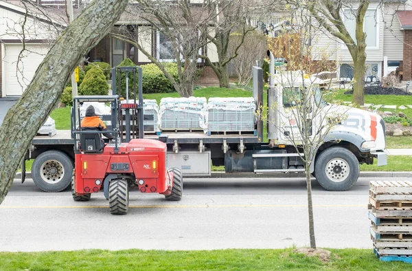 Toronto Canada April 2020 Workman Driving Red Forklift Move Pile — Stock Photo, Image