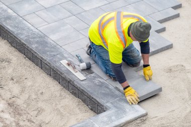 Toronto, Kanada - 29 Nisan 2020: Güvenlik Ceketi İşçisi Arka Bahçede Patio Pavers Yatıyor 