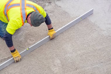 Toronto, Kanada - 29 Nisan 2020: Bir Patio Vakfının Akşamını Ölçmek İçin 10 Foot Seviye Araç Kullanan Sarı Güvenlik Yeleği İşçisi