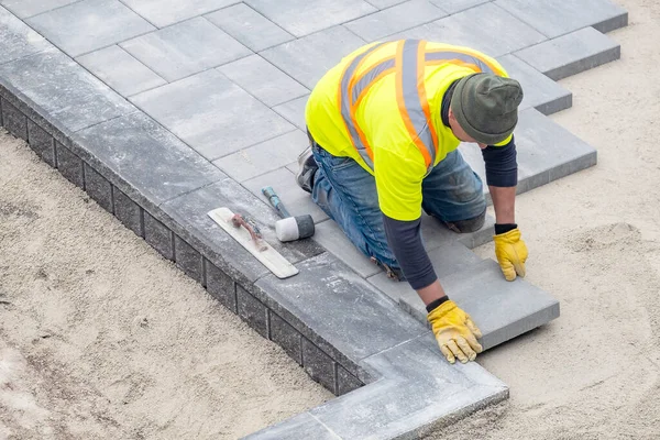 Toronto Kanada Dubna 2020 Dělník Bezpečnostní Vestě Pokládka Patio Pavers — Stock fotografie