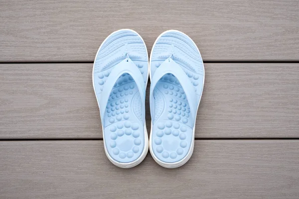 Hellblaue Flip Flops Auf Grauem Hintergrund — Stockfoto