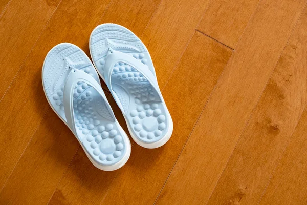 Hellblaue Flipflops Auf Ahornholzboden Drinnen — Stockfoto