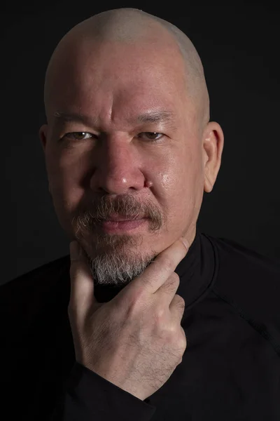 Studio Portret Van Een Knappe Gemengde Race Man Met Een — Stockfoto