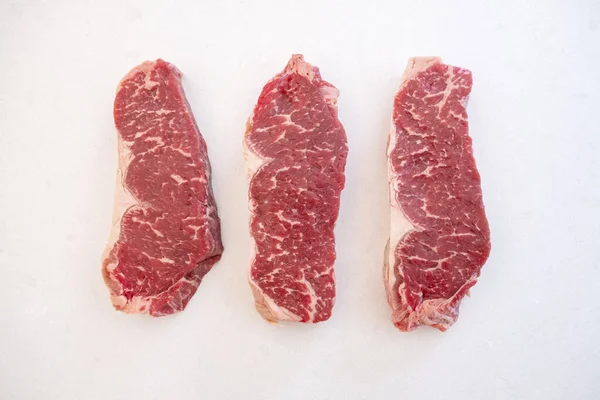 Tři Syrové Hovězí Pás Bederní Steak Vedle Sebe Bílém Křemeni — Stock fotografie