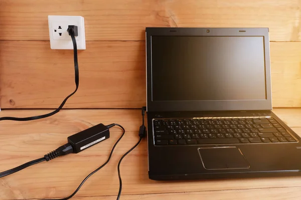 Stecker Adapter Netzkabel Ladegerät Von Laptop Computer Auf Holzboden Mit — Stockfoto