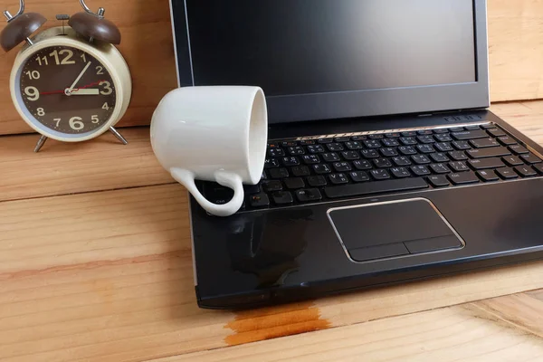 Kaffeetasse Auf Laptop Tastatur Auf Holzboden Verschüttet Unfallcomputerreparaturkonzept — Stockfoto