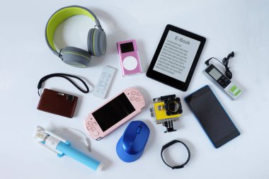Birçok kişi, Beyaz zemin, Yeniden Kullanım ve Geri Dönüşüm kavramında gündelik kullanım için modern Elektronik aygıtlar kullandı