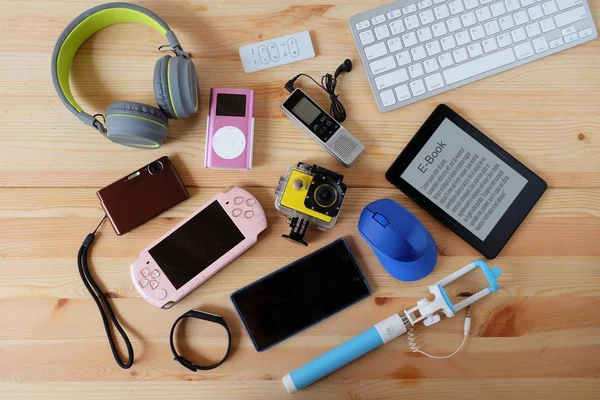 Muchos utilizan aparatos electrónicos modernos para el uso diario en el suelo de madera — Foto de Stock