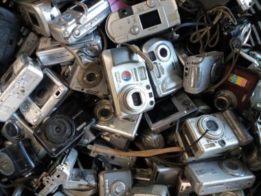 Bangkok, Tayland - 16 Kasım 2019 Birçok eski kompakt dijital kamera kullanılır. Elektronik atık. Çevresel sorunlar.