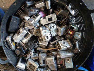 Bangkok, Tayland - 16 Kasım 2019 Birçok eski kompakt dijital kamera kullanılır. Elektronik atık. Çevresel sorunlar.