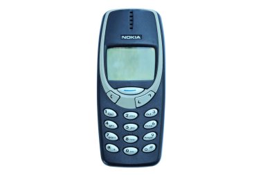 Bangkok, Tayland - 10 Aralık 2019: Kullanılmış Nokia cep telefonu modeli 3310 ve klavye beyaz arka planda izole edilmiş