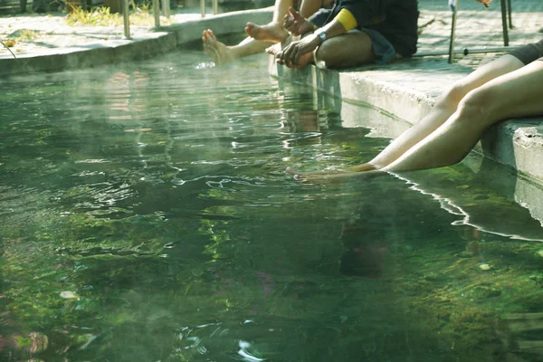妇女和人们伸展他们的腿和脚 浸泡在热矿泉水中 泰国清迈三坎榜温泉的健康和休憩活动 — 图库照片