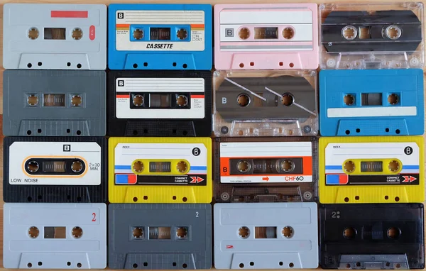 Colección de cinta de cassette de audio viejo colorido en backgro de madera — Foto de Stock