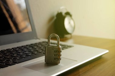 Laptop bilgisayarında şifreli asma kilit. İnternet güvenliği ve Bilgisayar güvenliği kavramı