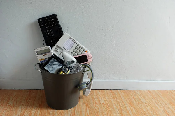 Electronic Waste Broken Damage Recycle Bin Room White Wall Leave — Stock Photo, Image