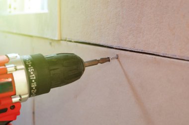 Kablosuz matkap vida lif çimento tahtası, inşaat kavramı veya bakım ve onarım