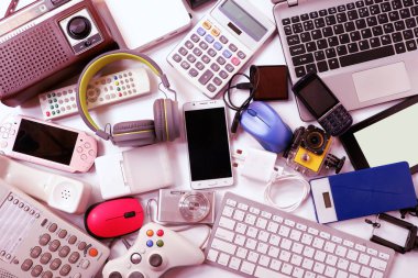 Beyaz katta günlük kullanım için birçok kullanılan modern Elektronik Gadget 'lar, yeniden ve geri dönüşüm kavramı, üst görünüm.