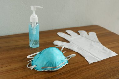 Cerrahi maske ya da hijyenik maske N95. El için dezenfektan alkol jeli ve plastik eldiven. Covid-19, Corona virüsü, pm2.5 için koruma faktörleri