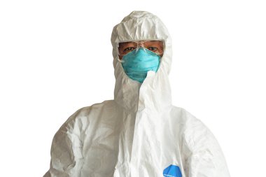 Beyaz arka planda izole edilmiş yarı koruyucu kıyafet üniformalı adamlar ve cerrahi maske N95, Coronavirus covid-19 salgını sırasında, salgın hastalık virüsü kavramı.