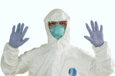 Yarı koruyucu üniformalı, cerrahi maskeli ya da hijyenik maskeli adamlar N95 kaldırıyor. Vazgeç, beyaz arka planda izole edilmiş Coronavirus covid-19 salgını sırasında pandemik virüs kavramı....