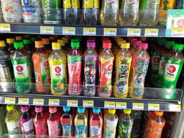 Bangkok, THAILAND - 17 Mayıs 2020 Tayland soğutmalı içeceklerin sıcak mevsiminde, 7 / 11 'de bir marketin buzdolabı rafındaki çeşitli aromalı yeşil çay içecekleri. Satışlar çok iyi..