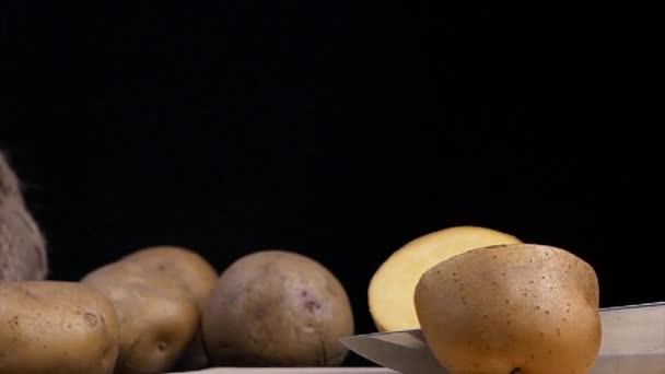 Potatis Isolerad Svart Bakgrund Närbild — Stockvideo