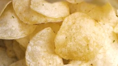 Bir yığın patates cipsi. Yukarıdan görünüşü