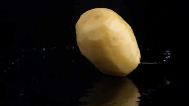 Patate crude che girano su sfondo nero — Video Stock