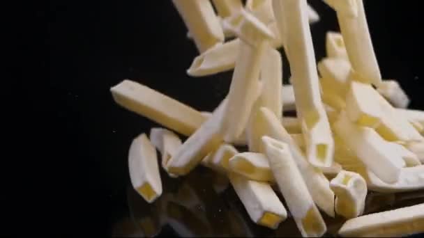 Aardappel chips vallen op zwarte achtergrond — Stockvideo