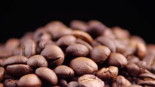 ダークコーヒーの穀物。回転と落下。コーヒー豆. — ストック動画