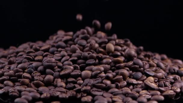 Chicchi di caffè scuro. Rotazione e caduta. Chicchi di caffè . — Video Stock