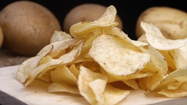 Close up of rotating potato chips with raw potato — Stock Video