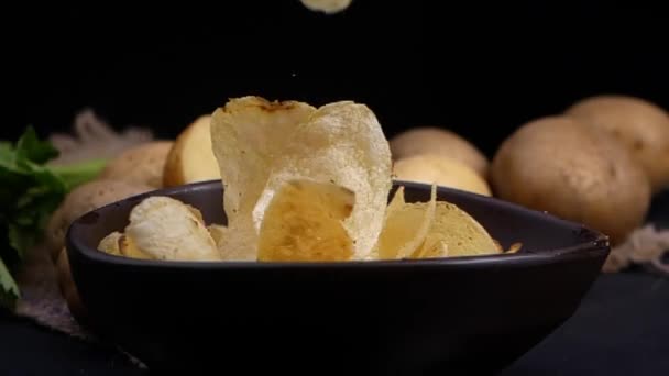 Patatas fritas crujientes en un tazón y patatas crudas — Vídeos de Stock
