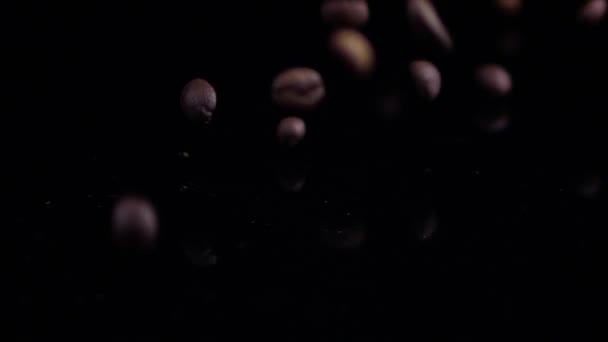 Крупный План Кофе Бобы Падают Стол Замедленной Съемке Черным Фоном — стоковое видео