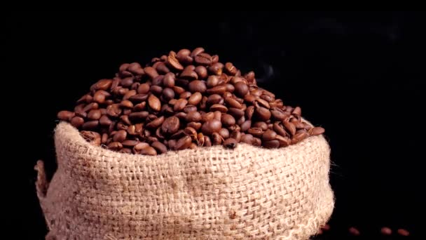 Slow Motion Skott Kaffebönor Säcken Svart Bakgrund — Stockvideo