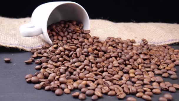 Tasse blanche de grains de café sont couchés autour — Video