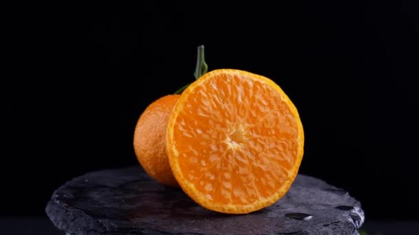Des oranges. Tranches d'orange fond tournant — Video