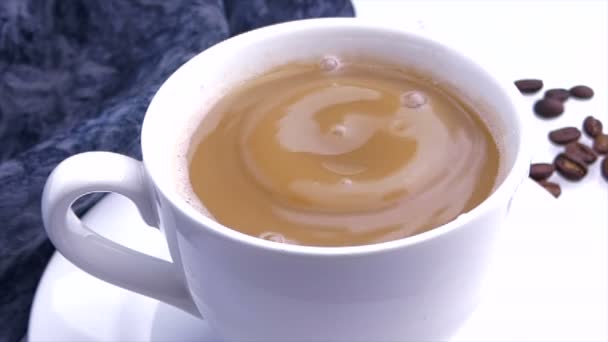 Una Taza Café Primer Plano Granos Café Disparo Cámara Lenta — Vídeo de stock