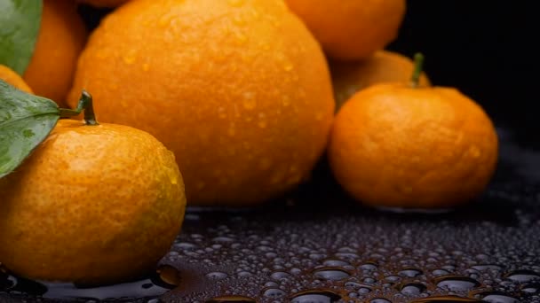 Orangenfrucht Mit Blättern Auf Schwarzem Hintergrund Bildmaterial — Stockvideo