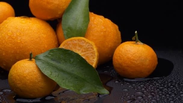 Fruto Naranja Con Hojas Sobre Fondo Negro Filmación — Vídeos de Stock